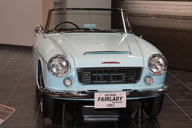 1962年発売、日産・フェアレディ1500（SP310型）。1488cc水冷4気筒OHVエンジン搭載。2代目ダットサン・フェアレディとしてブルーバードのシャーシにセドリックのエンジンが載せられた（トヨタ博物館展示車）
