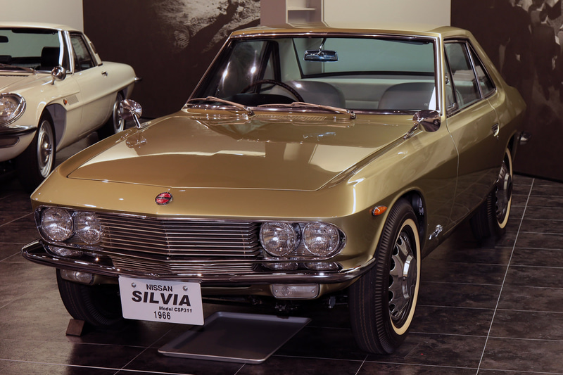 1965年発売、日産・シルビア（CSP311型）。1595cc水冷4気筒OHVエンジン搭載。フェアレディ1500のシャーシに1600ccエンジンを載せ、フロンドディスクブレーキが採用された（トヨタ博物館展示車）