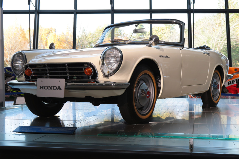 1963年発売、ホンダ・S500。531cc水冷4気筒DOHCエンジン搭載。1963年10月に発売し後継機のS600が1964年3月に発売されたため、500台ほどしか生産されなかった（ホンダコレクションホール展示車）