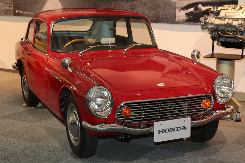 1964年発売、ホンダ・S600。606cc水冷4気筒DOHCエンジン搭載。F1、F2マシンのノウハウを取り入れレッドゾーン9500rpmの超高回転型エンジンだった（ホンダコレクションホール展示車）