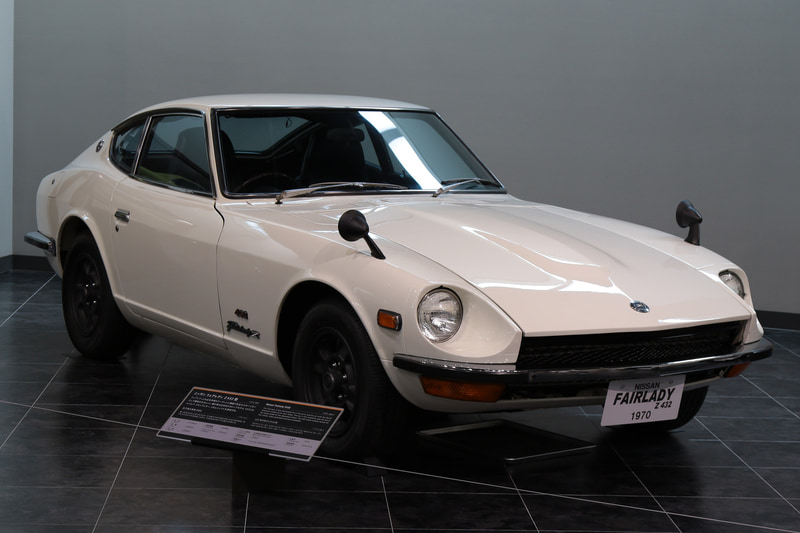 1969年発売、日産・フェアレディZ432。1989cc水冷6気筒DOHCエンジン搭載。3グレードが発売されZ、Z-LはSOHCエンジン、432は「4バルブ・3キャブレター・2カムシャフト」から命名された（トヨタ博物館展示車）