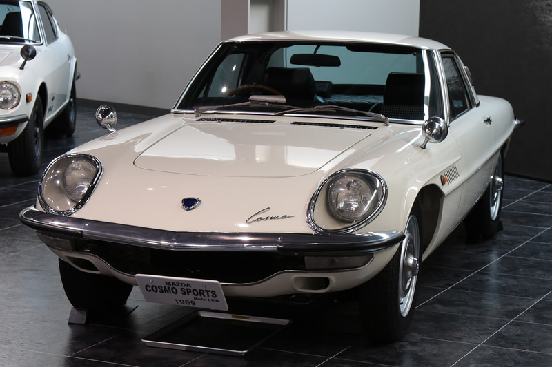 1967年発売、マツダ・コスモスポーツ（L10B型）。491cc×2水冷ロータリーエンジン搭載。世界初の実用・量産ロータリーエンジンを搭載。ツインローターとしても世界初。写真は1972年発売の後期（L10B）型（トヨタ博物館展示車）