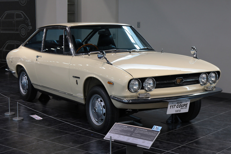 1968年発売、いすゞ・117クーペ（PA90型）。1584cc水冷4気筒DOHCエンジン搭載。デザインはジウジアーロによるもの。日本で初めて電子制御燃料噴射装置を搭載した（トヨタ博物館展示車）