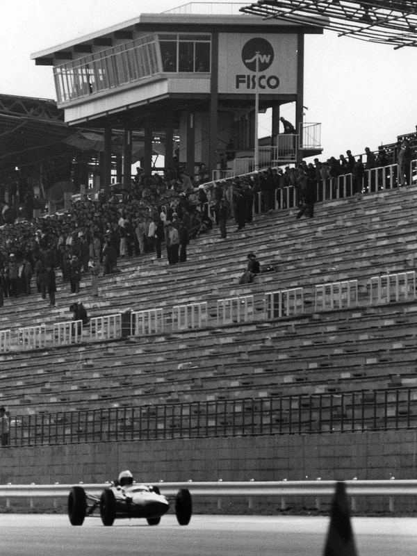 グランドスタンド前を走るジム・クラーク（富士スピードウェイ提供）