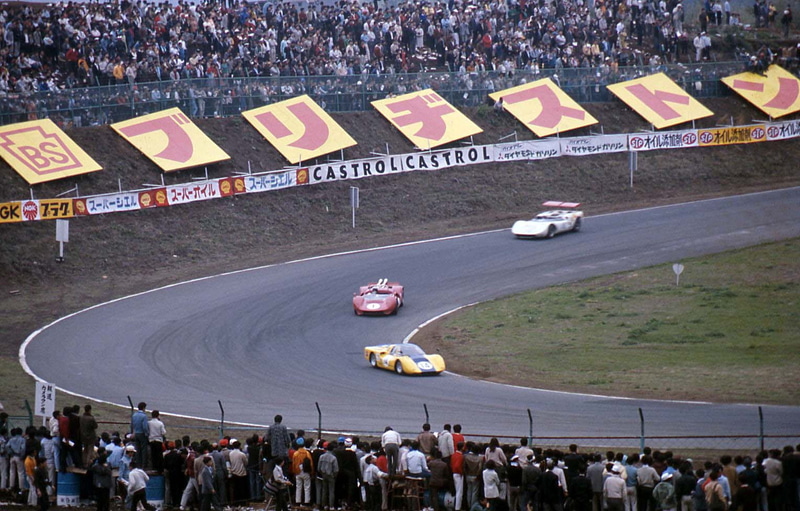 1968年日本グランプリ。ペアピンの観客の数が凄い。赤い1号車はトヨタ7（細谷四方洋）