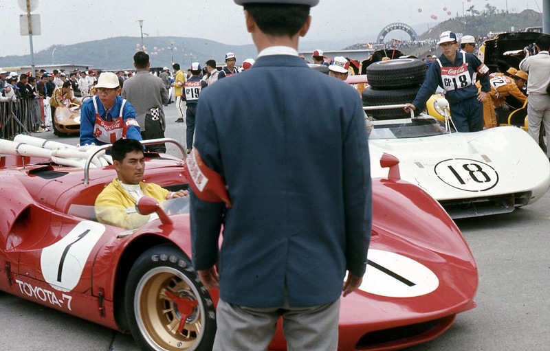 1968年日本グランプリ。手前が1号車がトヨタ7、後方18号車は日産R381（高橋国光）