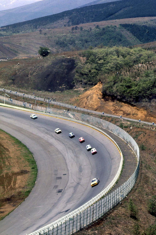 1969年JAFグランプリ。30度バンクで事故の多かった進入部分