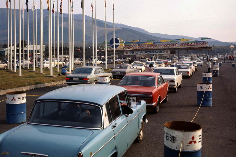 1970年JAFグランプリ。入場ゲートに並ぶ車列