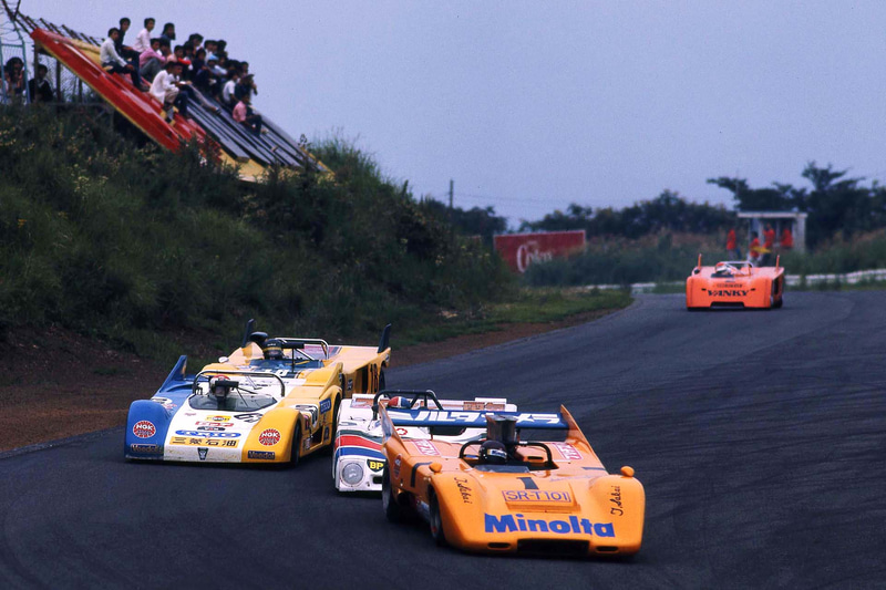 1972年富士GC。先頭1号車は酒井正（マクラーレンM12）、背後に高原敬武（スタンレーT280）、69号車の生沢徹（GRD S72）、18号車の鮒子田寛（シェブロンB21P）が続く