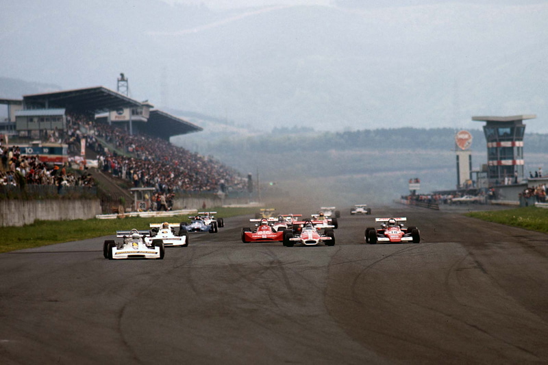 1973年日本グランプリ（全日本Ｆ2000選手権）。左まわりで開催された。優勝は18号車（右端）の黒沢元治（マーチ722 BMW）