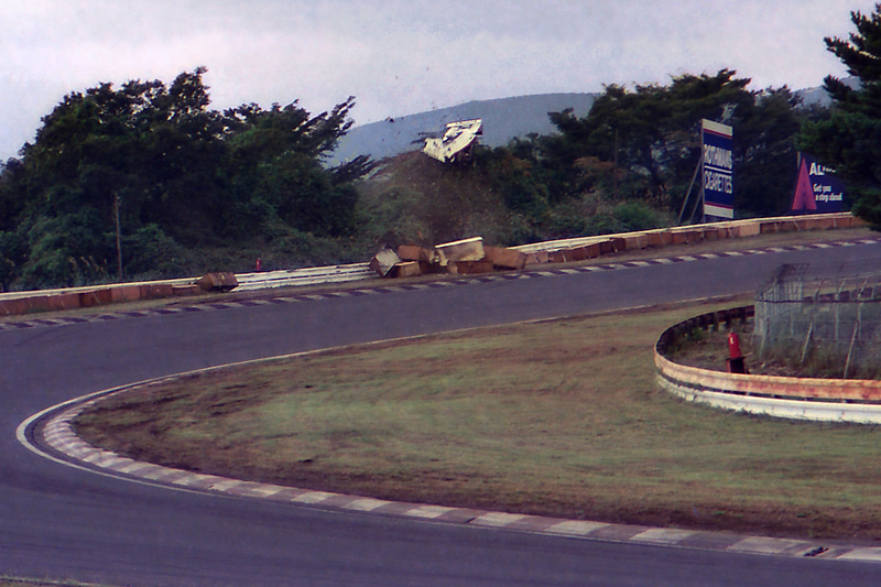 1983年富士GC最終戦の土曜の予選で片山義美が100Rでコースアウト。マシンは舞い上がりコース外に落下した（筆者撮影）