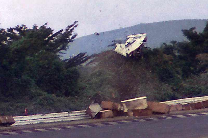 同じ写真をトリミング。マシンの上がリアウイング。下がフロントで左フロントタイヤが見える