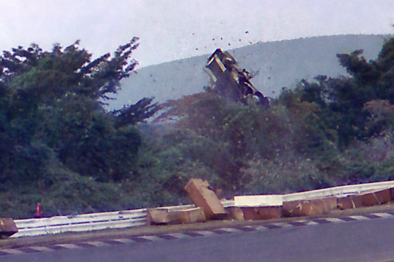 マシンは回転しながら底部を見せ崖下に消えていった。前の写真はレース雑誌に送って誌面掲載されたが、この写真は初公開