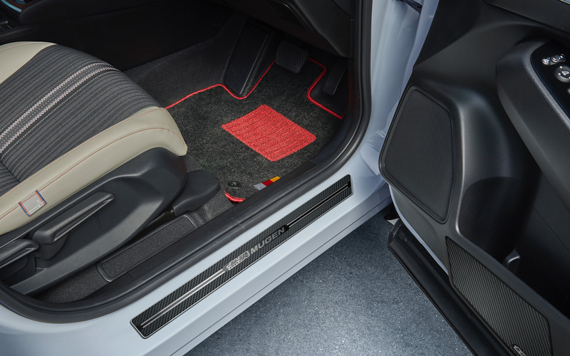 スカッフプレート、1台分4枚セット（2万2000円）。ドアインナープロテクター、フロントドア用左右2枚セット（1万5400円）