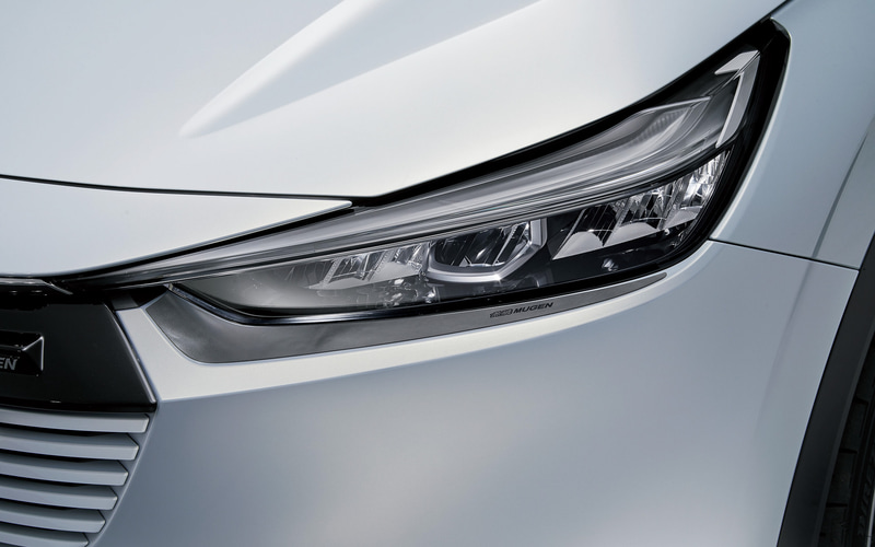 ヘッドライト下部に貼付け、フロントマスクの印象をより精悍に際立たせるロアアイラインデカール。デカールの表面にヘッドライトからの光を映り込ませることによって、存在感をより強調しプレミア感を演出することを狙ったアイテム。サテン調シボ加工。塩ビ製（1万5400円）