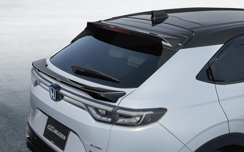 ルーフエンドを延長し、他車との違いを上質に演出するルーフスポイラー。真空成型のPPE製。ツヤ有りブラック塗装仕上げ（6万6000円）および未塗装（6万500円）を設定