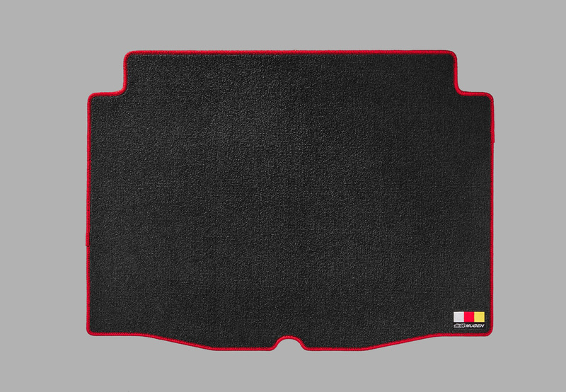 スポーツマットと同様の材質を採用し、高い質感と耐久性を実現するスポーツラゲッジマット。無限の刺繍入り。レッド（1万4300円）とブラック×レッド（1万3200円）を設定