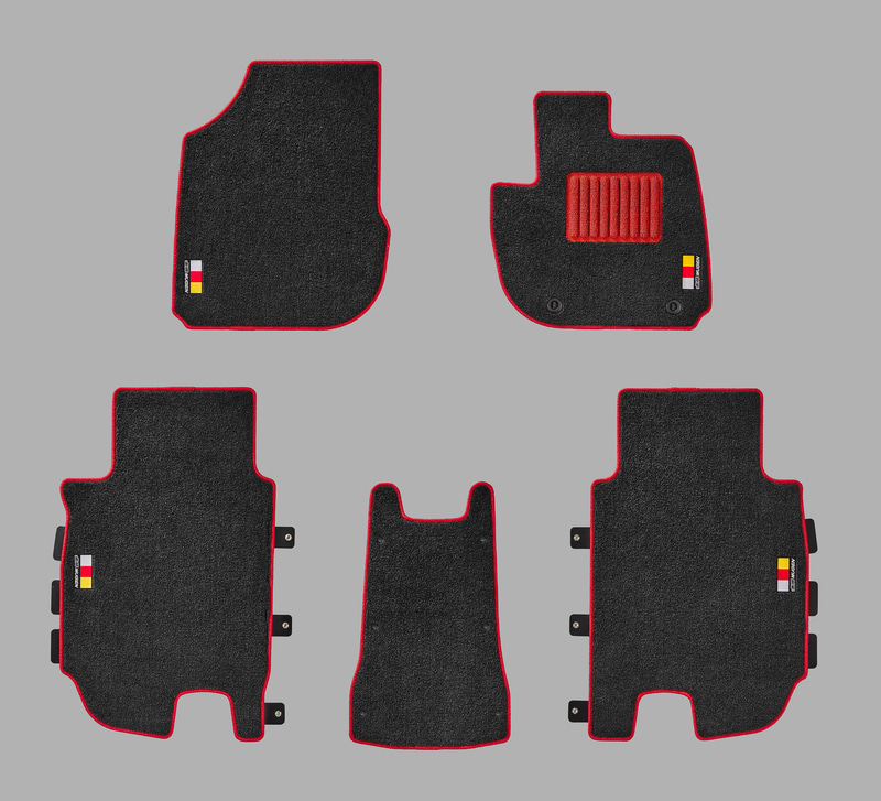 スポーツマット、1台分5枚セット。レッド（3万7400円）とブラック×レッド（3万6300円）を設定