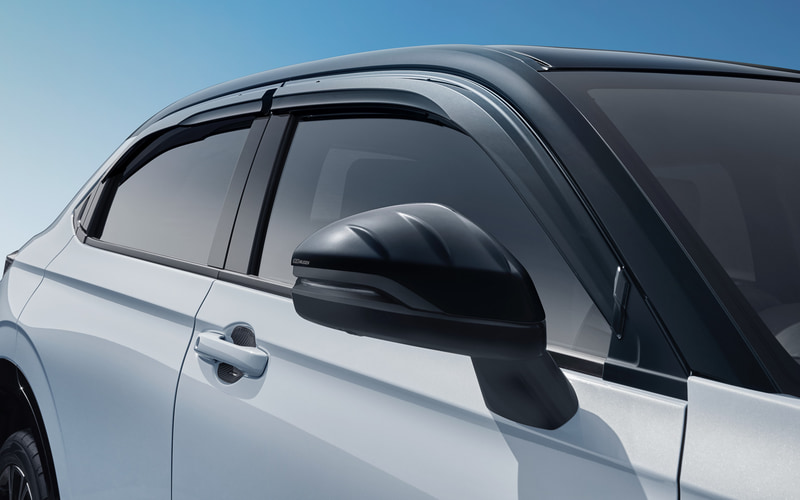 形状と逆流防止のゴムブレードを配し、窓開口部からの外気侵入を防ぎ、換気効果を高めるベンチレーテッドバイザー。スモークタイプのアクリル製。1台分4枚セット（2万6400円）