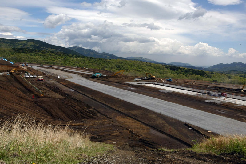 リニューアル工事の様子。ピットエンド～1コーナー付近（富士スピードウェイ提供）