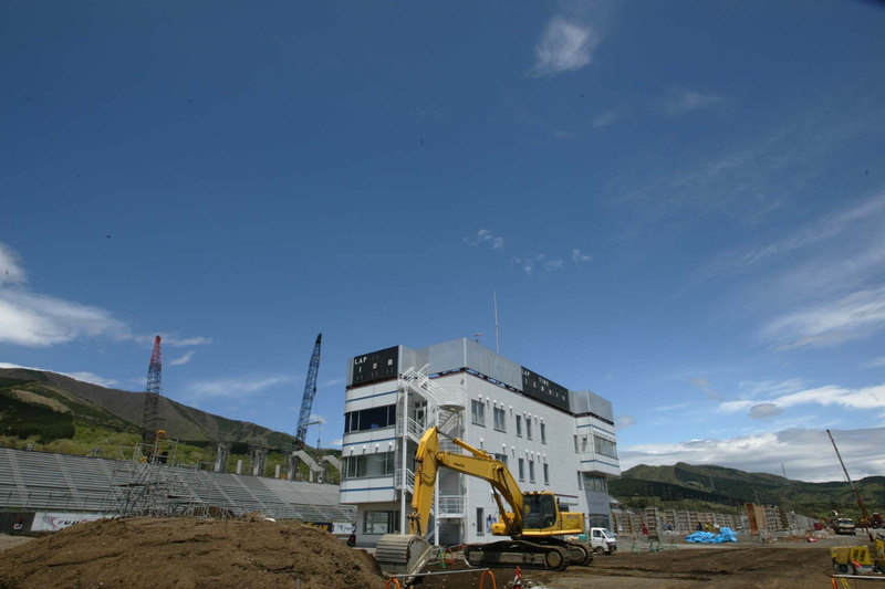 パドック、コントロールタワー（富士スピードウェイ提供）