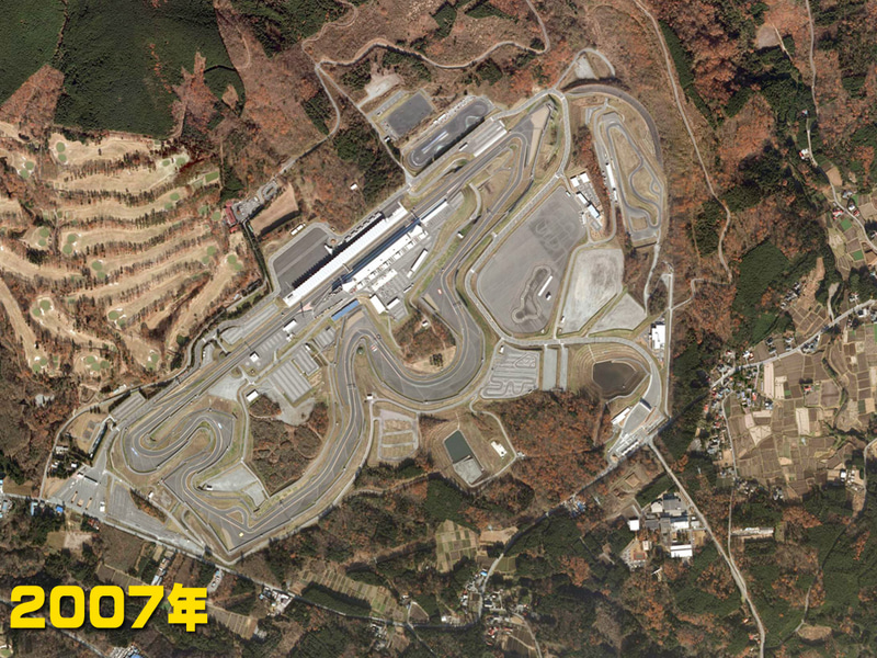 2005年春にリニューアル工事が完了。新しいサーキットに生まれ変わった（<a href="https://mapps.gsi.go.jp/" class="n" target="_blank">国土地理院の空中写真閲覧サービス</a>を加工して掲載）