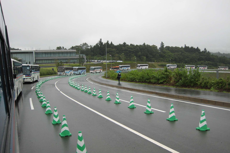 土曜日の朝。東ゲートからバスの列ができていた