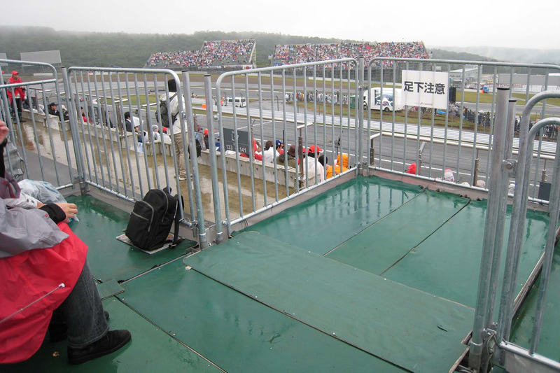 1コーナーの仮設スタンドは傾斜がゆるく、コースのレコードラインが見えないというトラブルも発生