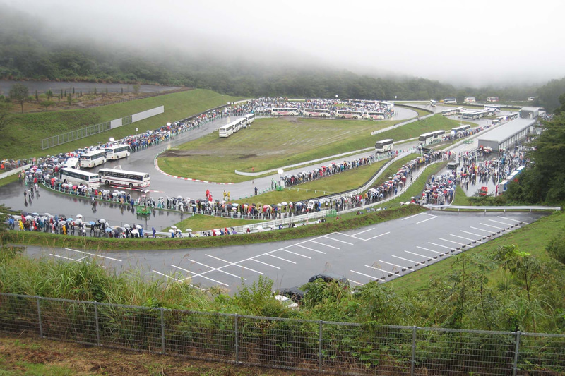 決勝直後のバス乗り場。筆者はここから乗り場に直行してサクッと脱出できたが、その後はバスの到着が遅れ観客が溢れたらしい