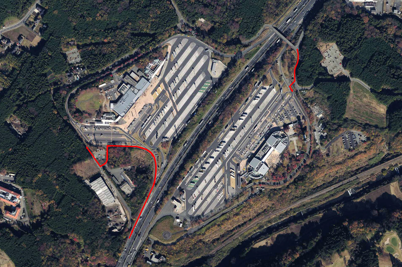 ストリートビューと当時の空中写真で確認すると、このルートで足柄SAと一般道をつないだ