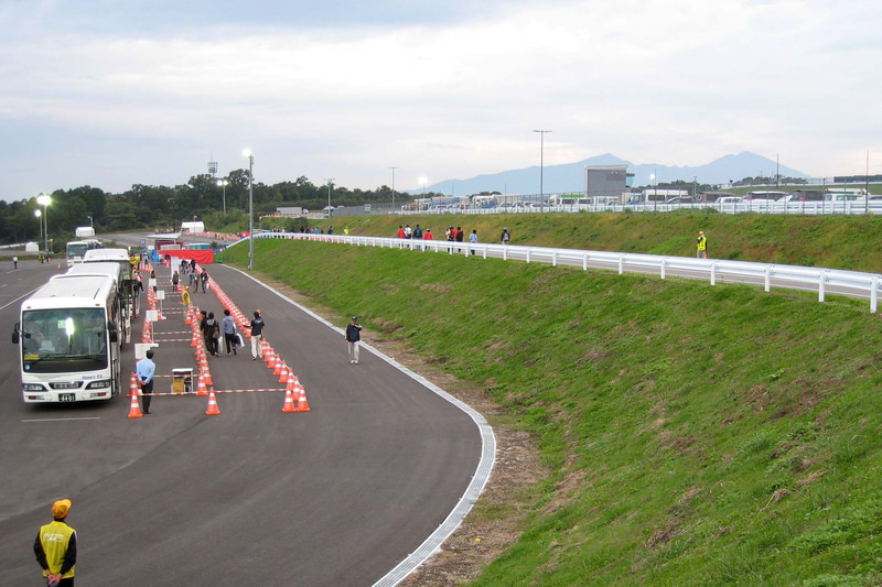 2008年のバス乗り場（現在のP2）。朝なので人もバスもまばら。レース後は大量のバスが待機していた