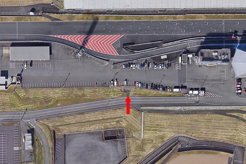 昔のトンネル通路はこの位置に残っている