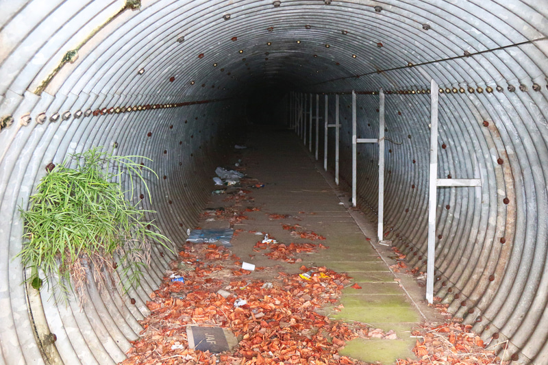 鉄格子の隙間から内部の撮るとこんな感じ。廃墟ツアーな雰囲気がある。当時は右側のポール部分に直径30cmほどのパイプが設置されていた