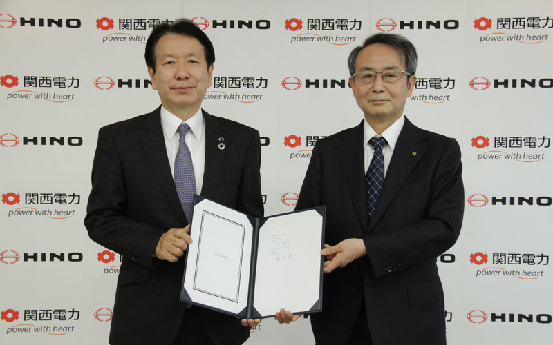 日野自動車下社長（左）と関西電力森本社長（右）