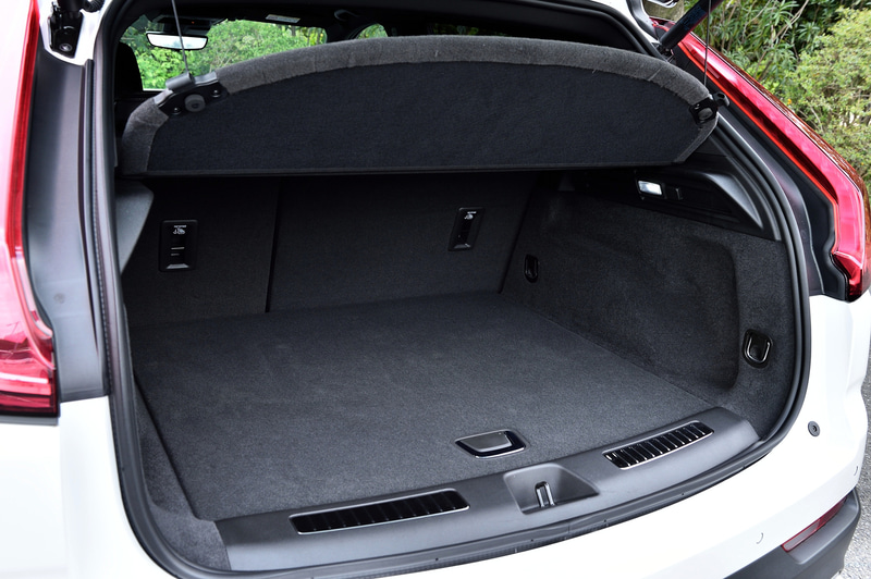 ラゲッジスペースは通常時637Lで、リアシートバックレストを倒せば最大1385Lまで拡大可能。また、全グレードにハンズフリーテールゲートが標準装備されている