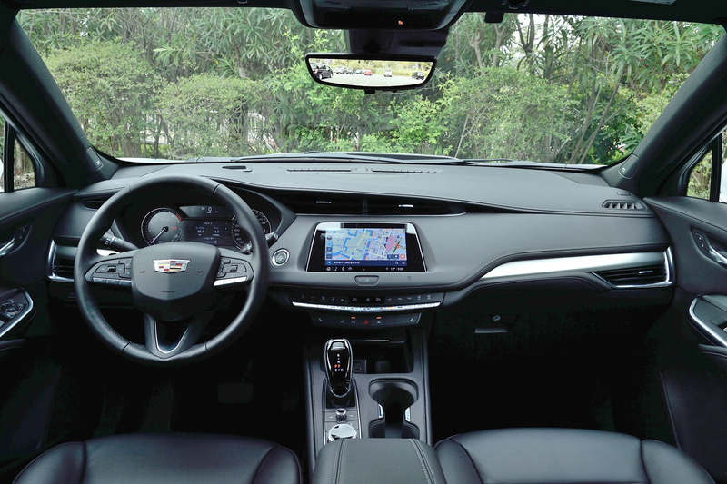 プレミアムの内装色はジェットブラックのみ。トリム部分はダイヤモンドカットアルミニウムとなる