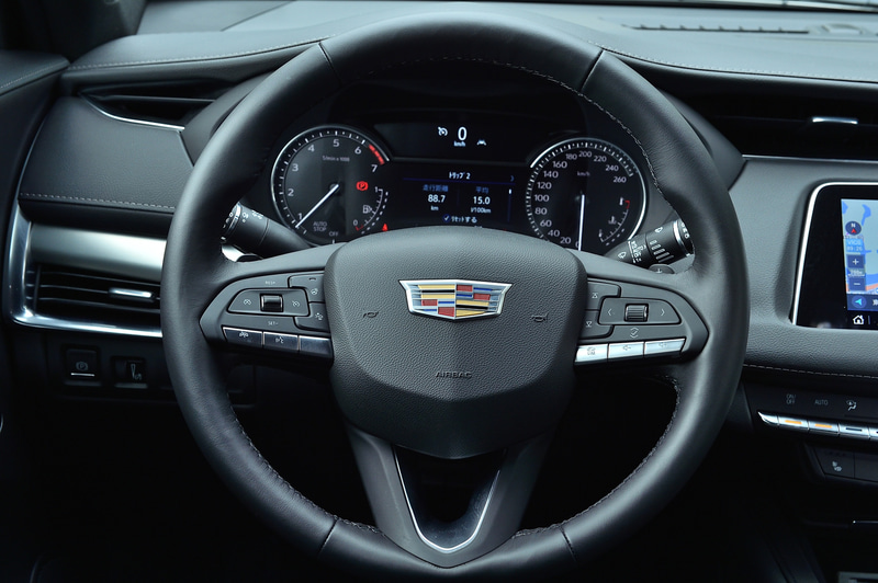 ステアリングの左右にはロータリーコントローラーが配備されている