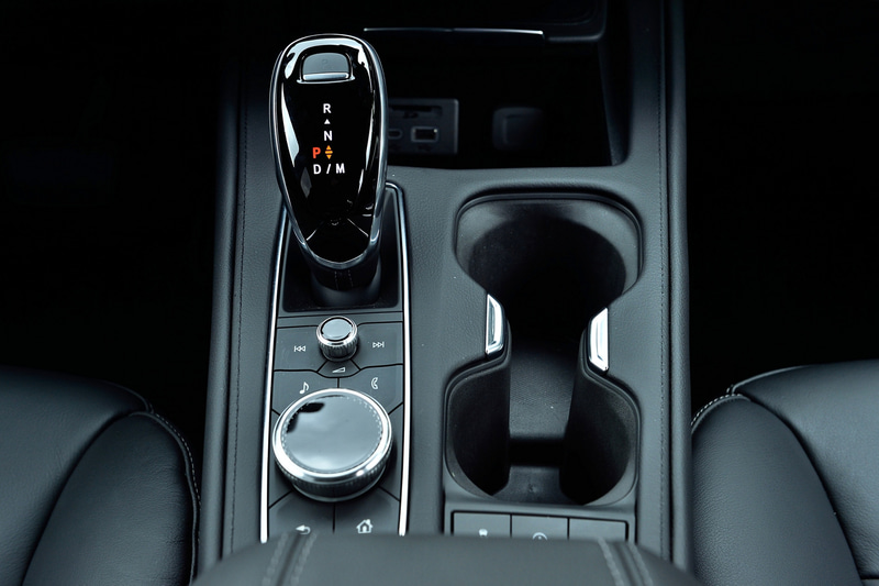 シフトノブの手前にはジョグダイヤル式ロータリーコントローラーが配置される