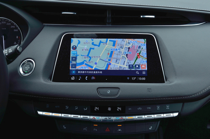 シフトノブの手前にはジョグダイヤル式ロータリーコントローラーが配置される