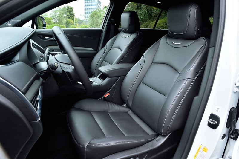 シートはすべて本革。運転席は8ウェイ調整パワーシートを採用、助手席は6ウェイ調整パワーシートとなる。また前後ともシートヒーターを標準装備