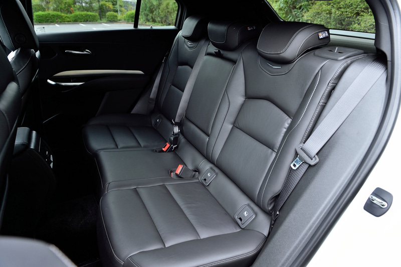 シートはすべて本革。運転席は8ウェイ調整パワーシートを採用、助手席は6ウェイ調整パワーシートとなる。また前後ともシートヒーターを標準装備