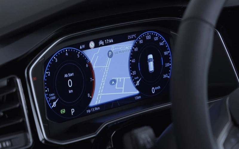 StyleとR-Lineでは10.25インチのデジタルコックピットプロや8インチのディスプレイオーディオ「Ready 2 Discover」などを装備