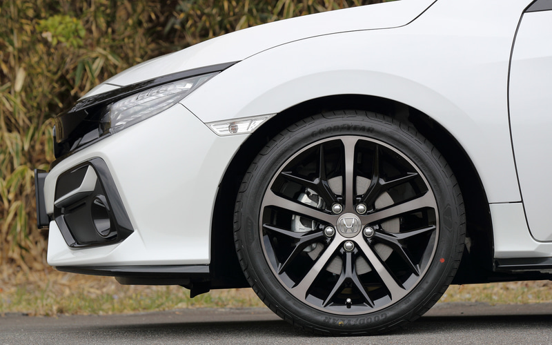 シビック ハッチバックの純正ホイールに装着