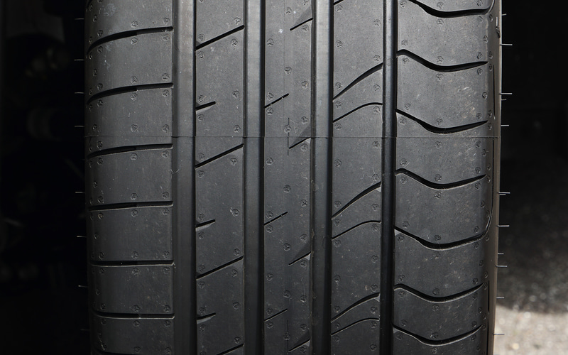 縦に深く掘られた4本グルーブと、右サイドの鷹の爪を模したスリット、サイプが特徴的なトレッド