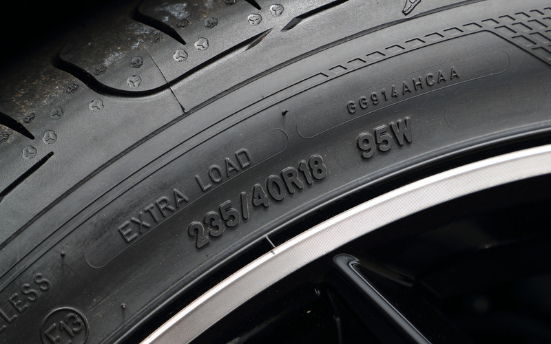 シビック ハッチバックに適合するサイズは235/40R18 95W XL