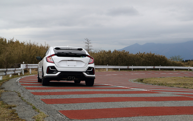 減速帯の凹凸などにおける「当たりのマイルドさ」はスポーツタイヤらしからぬところ