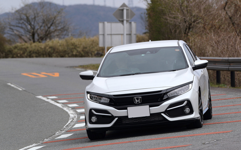 峠道では極端に狭いすれ違い車線になっているところもあるが、ハイグリップなスポーツタイヤなら安心感をもてる