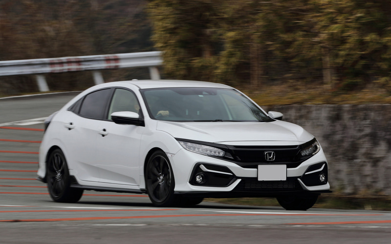 少し元気よくコーナーに飛び込んでみたところ、路面の凹凸もうまく吸収し、張り付くようなグリップを発揮してくれた