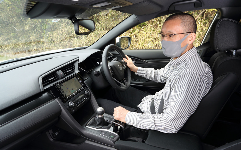 純正のファブリックシートはそこまでホールド性が高いわけではなく、ハイグリップタイヤだともの足りなく思える場面も