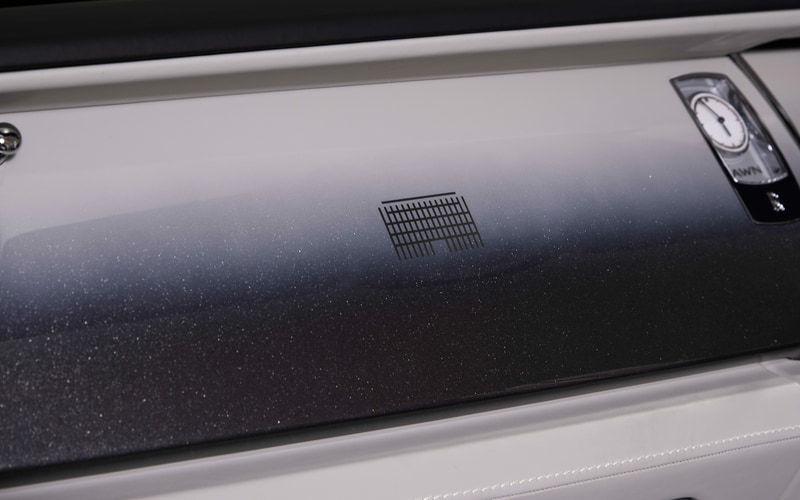 ロールス・ロイス初の試みとしてフロント・フェイシアにグラデーション仕上げを採用